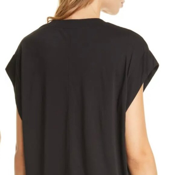 Le Mid Rise V-Neck Tee In Black - Picture 3 of 9